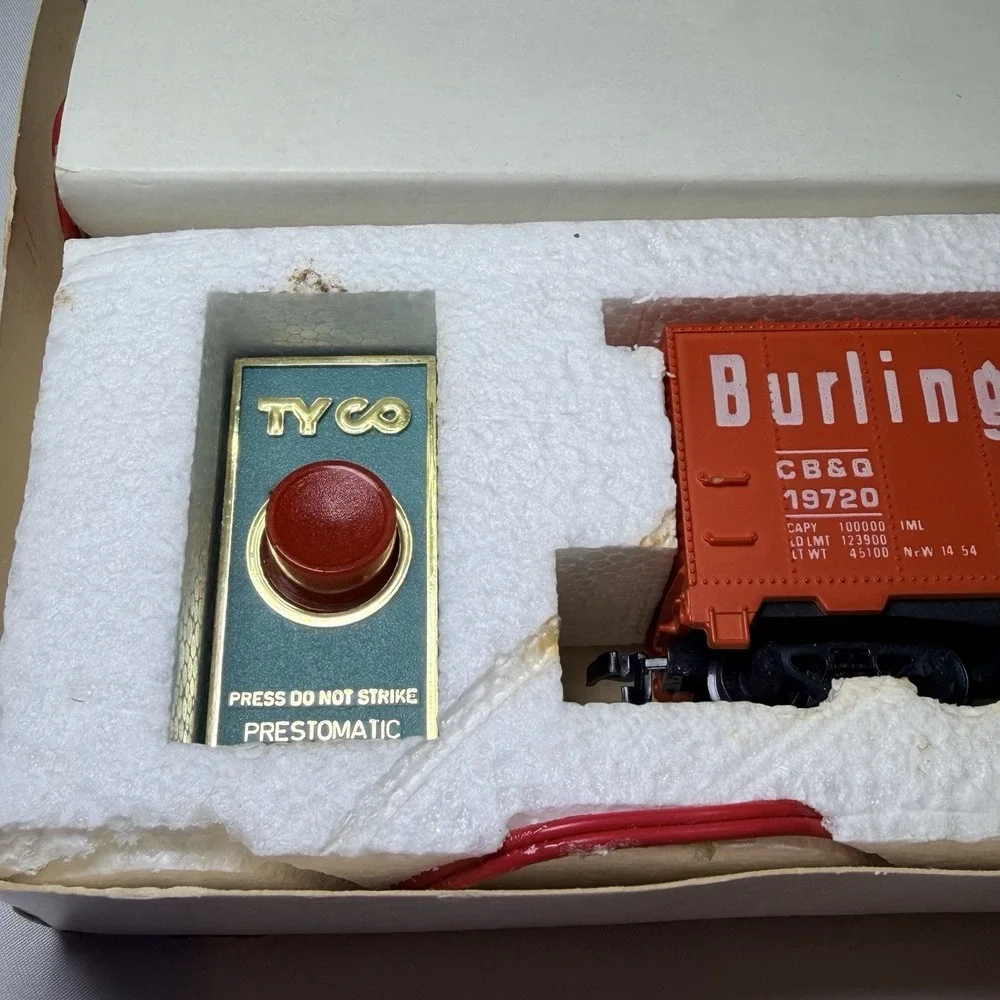 Vintage Tyco HO Scale Freight Unloading Box Car Set (No. 930) Train Set With Box